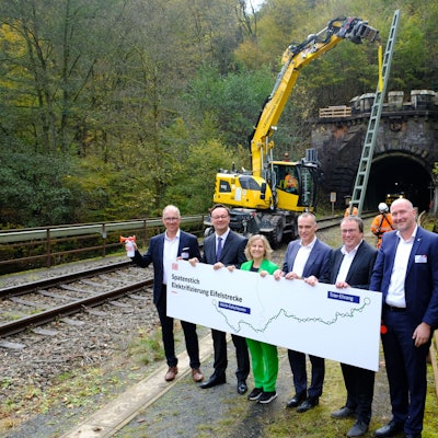 Bahnvorstand Berthold Huber (3.v.r.) mit den Landes-Umweltministern Oliver Krischer (NRW) und Katrin Eder (Rheinland-Pfalz) sowie Vertretern der SPNV-Zweckverbände beim Startsignal für die Elektrifizierung.