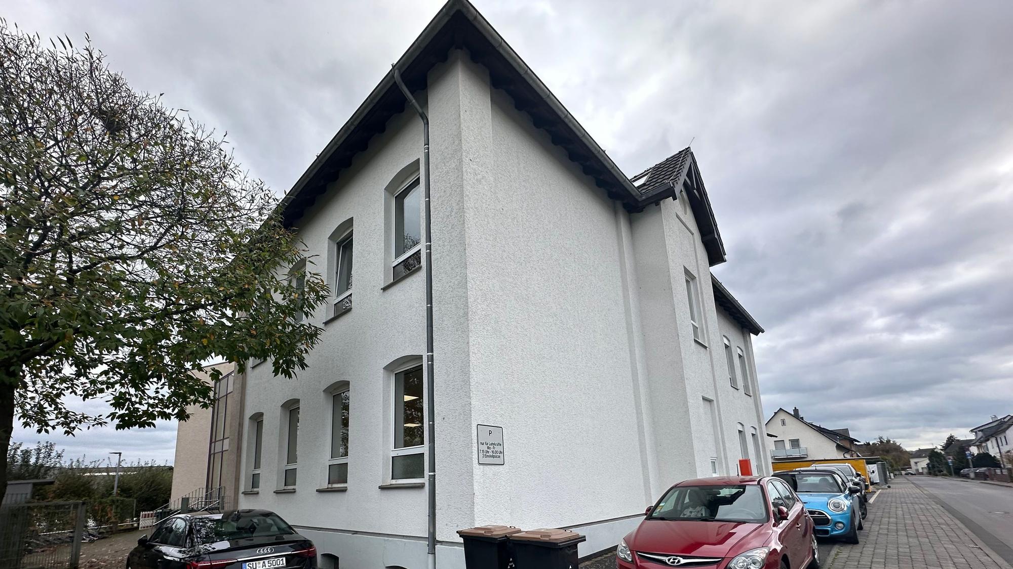 Blick auf das alte Gebäude der Katholischen Grundschule Buisdorf.
