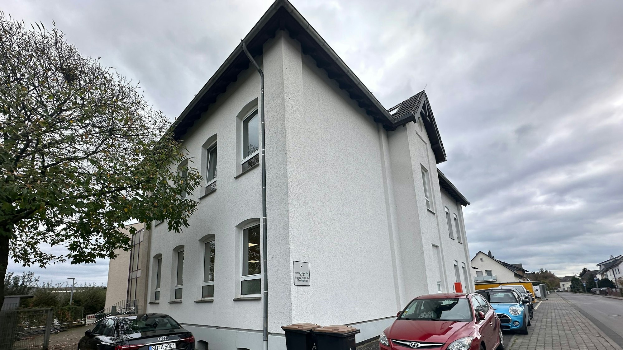 Blick auf das alte Gebäude der Katholischen Grundschule Buisdorf.