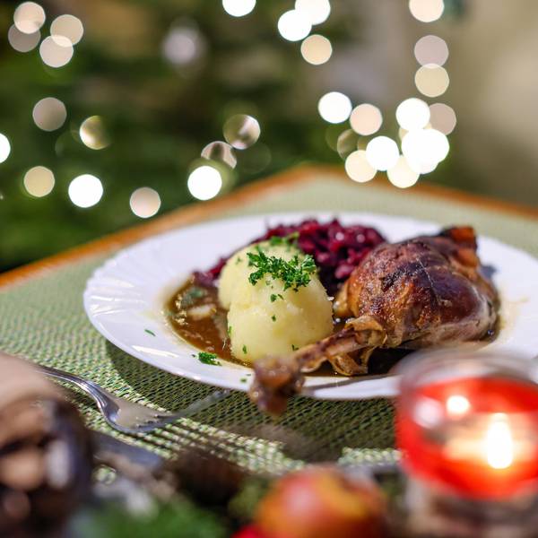 ARCHIV Eine Portion Gänsekeule mit Rotkraut und Klößen steht auf einem Tisch im Restaurant. Foto: Jan Woitas/dpa-Zentralbild/dpa +++ dpa-Bildfunk +++