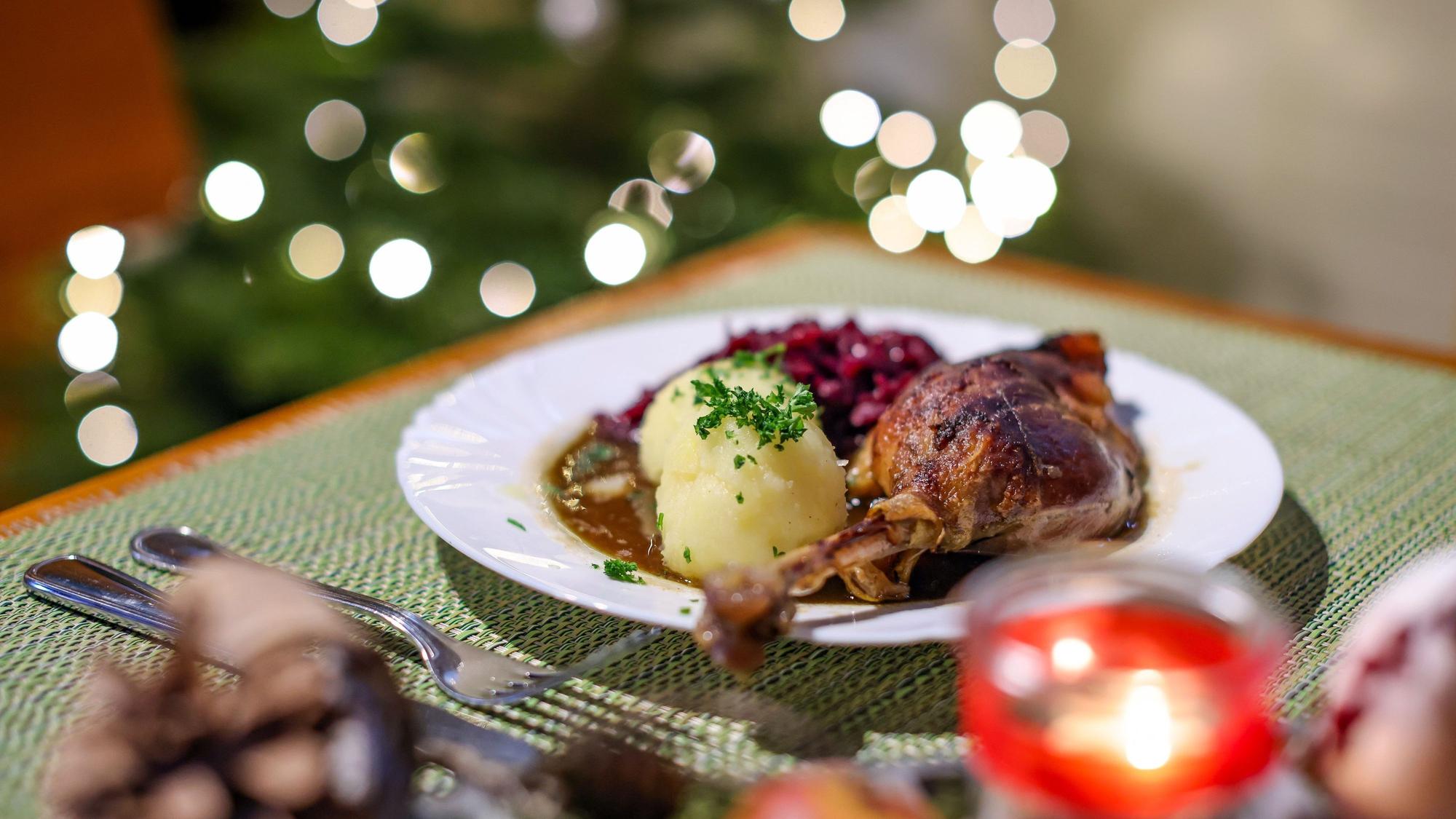 ARCHIV Eine Portion Gänsekeule mit Rotkraut und Klößen steht auf einem Tisch im Restaurant. Foto: Jan Woitas/dpa-Zentralbild/dpa +++ dpa-Bildfunk +++