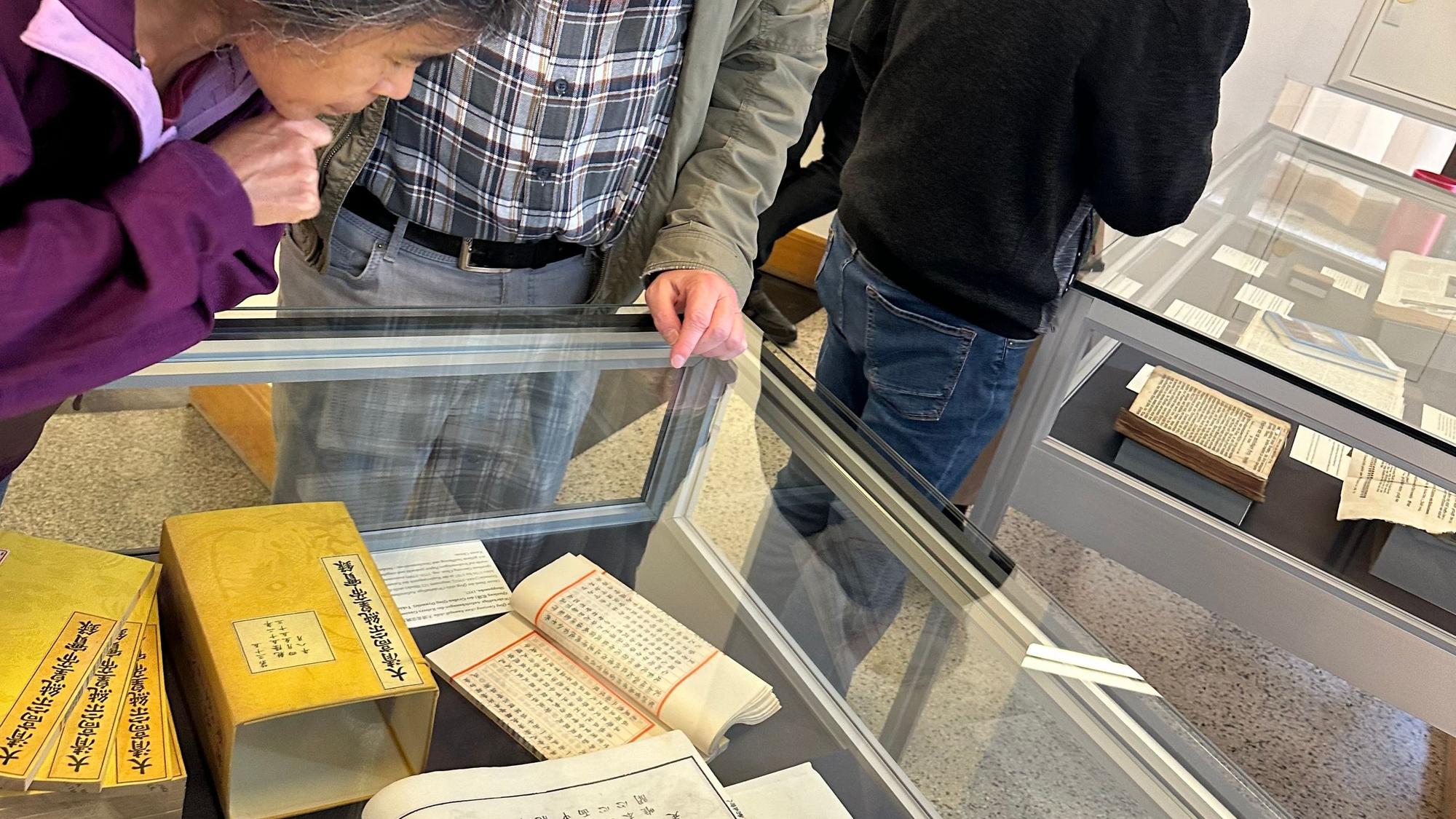 Auch Bücher mit chinesischen Schriftzeichen finden sich in der Ausstellung im Foyer des Klosters.
