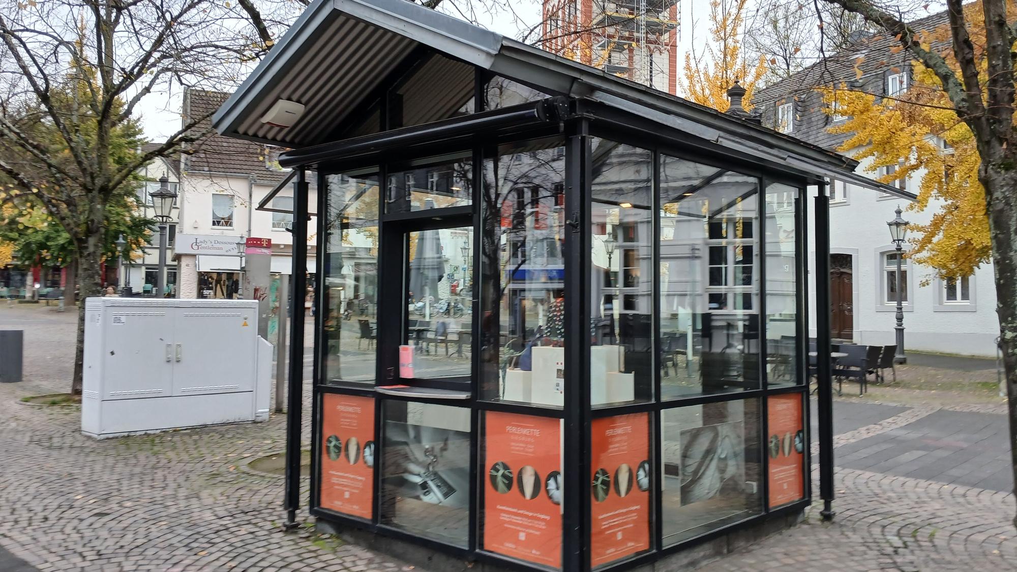 Ein zum Info-Punkt umgebauter Zeitungskiosk