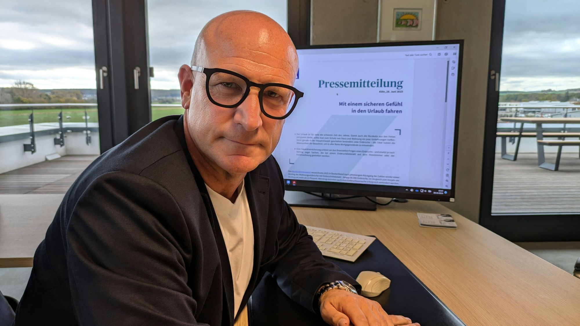 Claus Decker sitzt am Schreibtisch