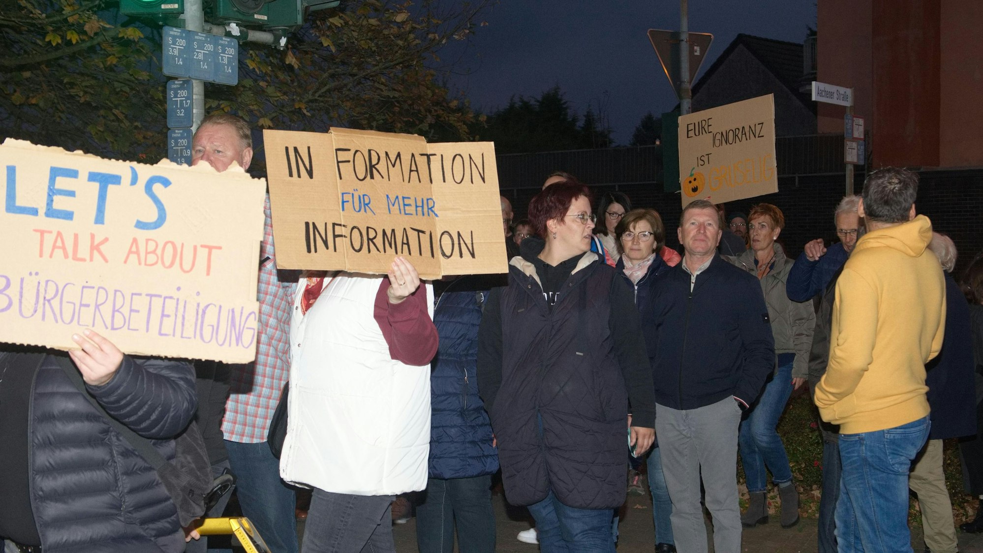 Auf dem Bild sind Teilnehmer einer Demonstration in Königsdorf zu sehen.