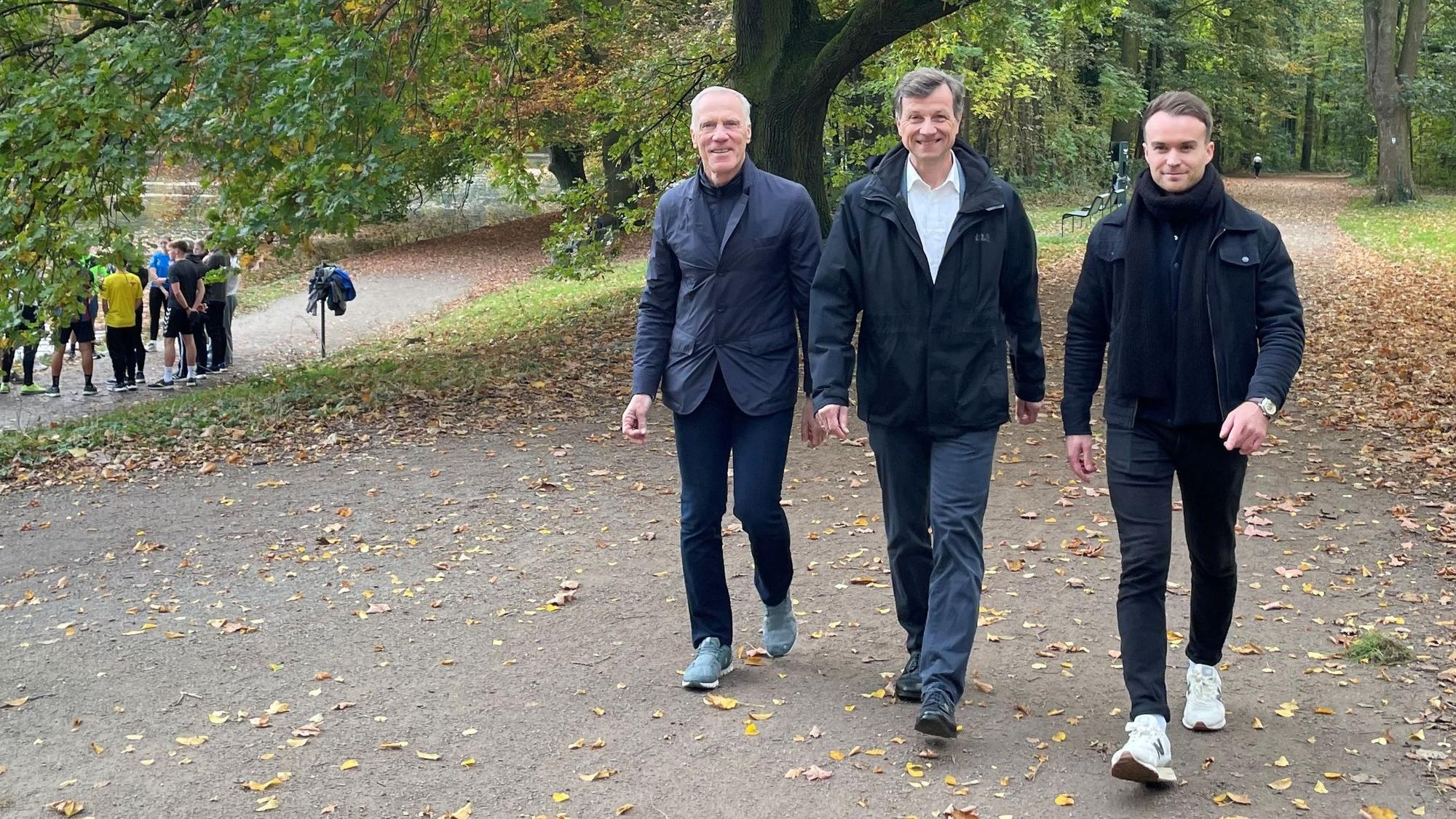 Jeder gelaufene Meter zählt: Ingo Froböse (v.l.), Ascan Egerer und Lukas Leibfried werben für die Aktion