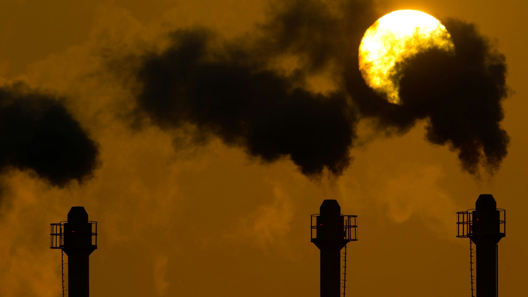 13.11.2012, Brandenburg, Schönefeld: Die Schornsteine eines Blockheizkraftwerkes.