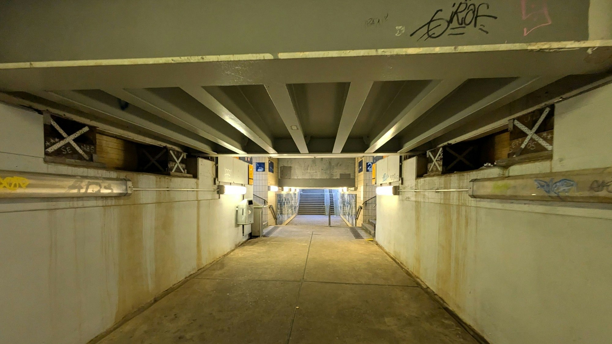 Blick in die Unterführung am Bahnhof Roisdorf.