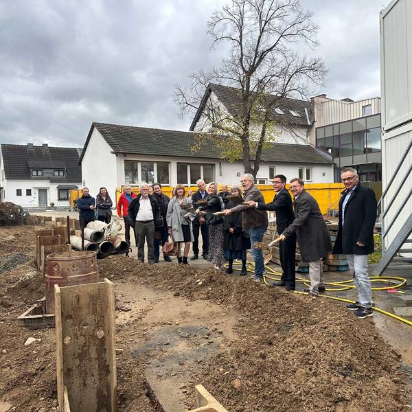 Erster Spatenstich für den Anbau der Katholischen Grundschule Buisdorf.