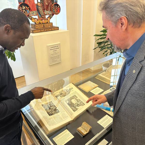 Die Steyler Missionare zeigen Schätze ihrer Bibliothek, Provinzial Pater Peter Claver Narh (l.) und Stanislaw Grodz (r.), Dirketor des Anthropos-Institutes der Steyler, an einer Vitrine