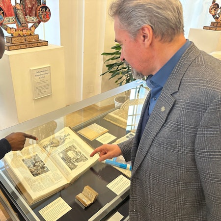 Die Steyler Missionare zeigen Schätze ihrer Bibliothek, Provinzial Pater Peter Claver Narh (l.) und Stanislaw Grodz (r.), Dirketor des Anthropos-Institutes der Steyler, an einer Vitrine