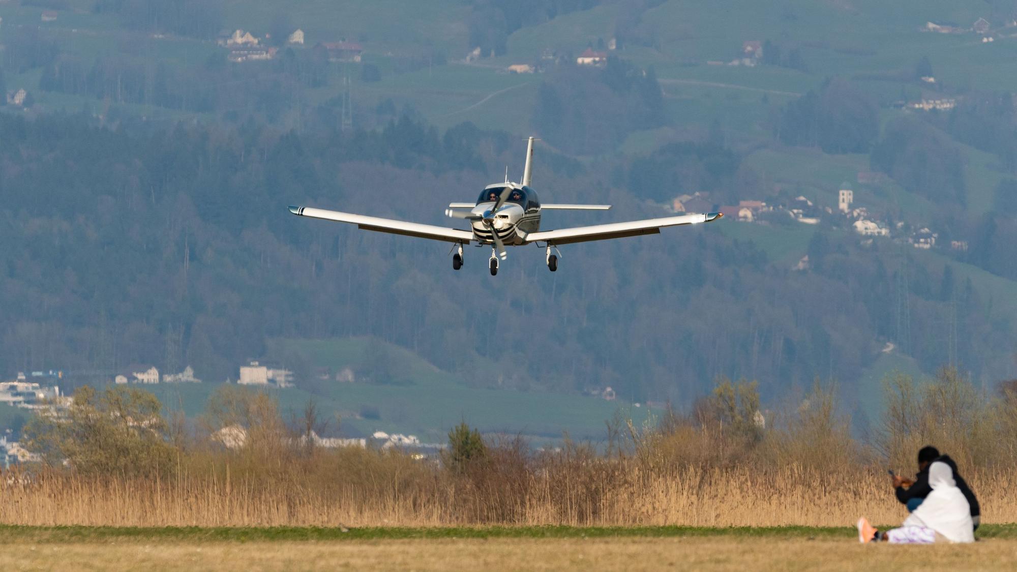 Ein Leichtflugzeug vom Typ Socata TB20 in der Luft.
