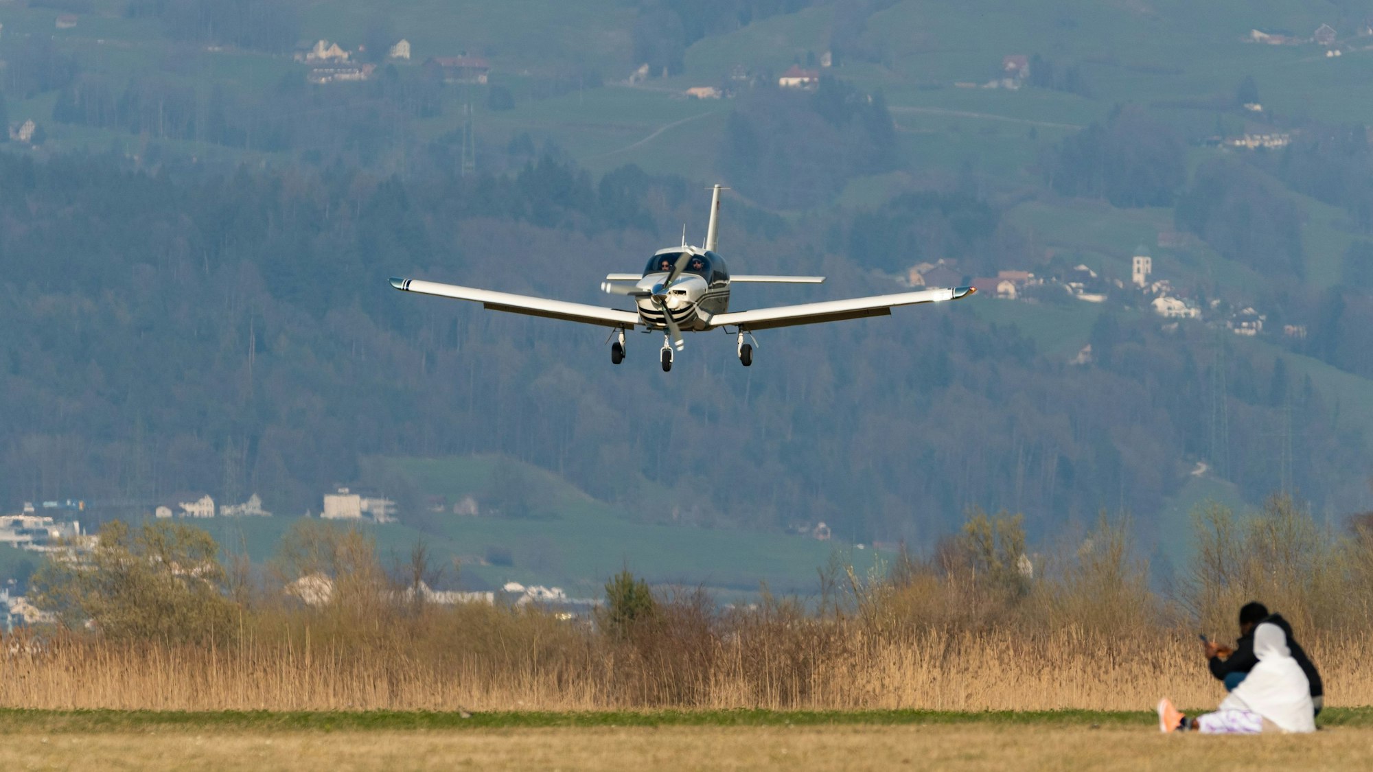 Ein Leichtflugzeug vom Typ Socata TB20 in der Luft.