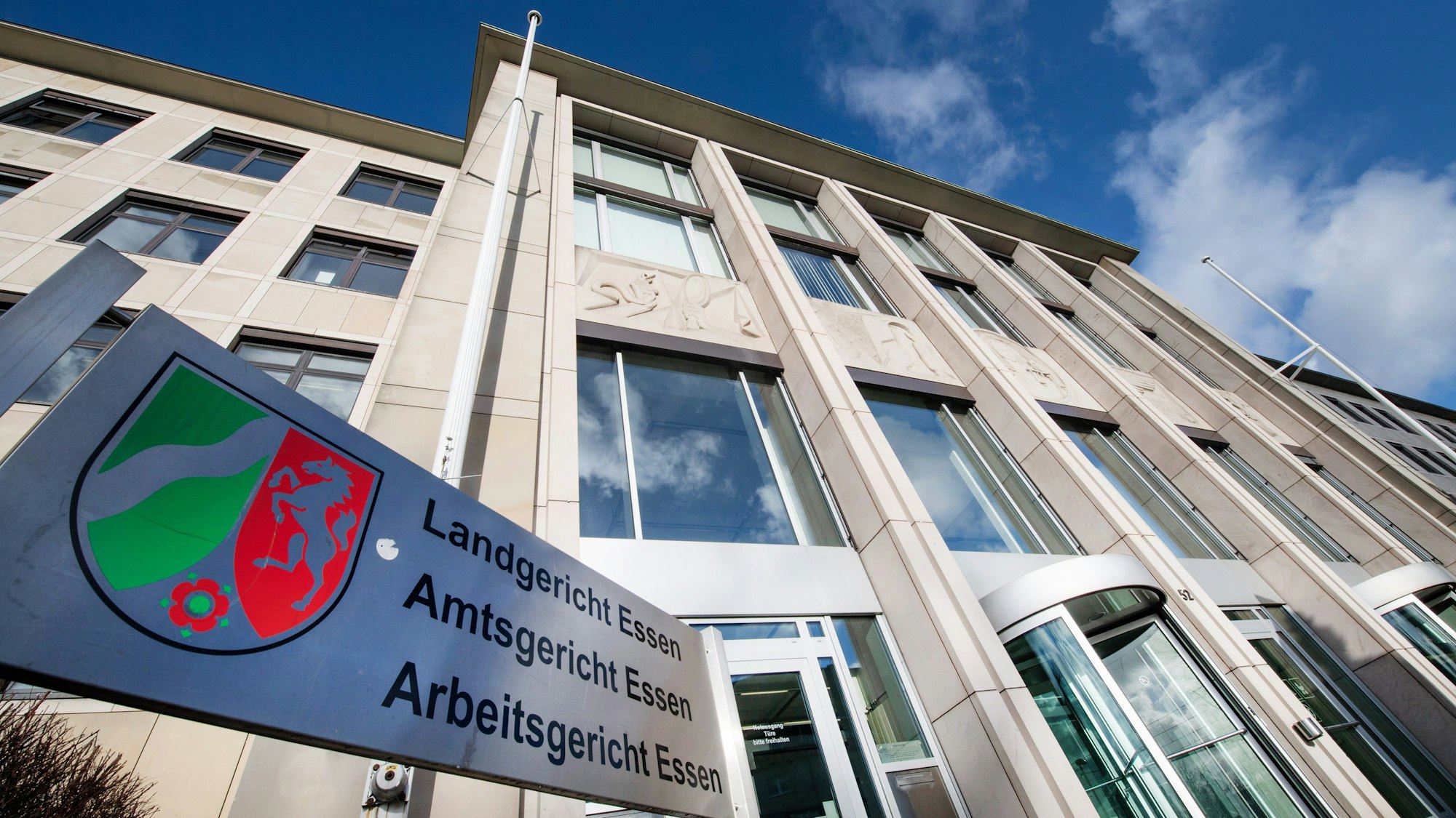 ARCHIV - 09.01.2019, Nordrhein-Westfalen, Essen: Blick auf das Gebäude, in dem sich Landgericht, Amtsgericht und Arbeitsgericht befinden. (zu dpa: «·Brutaler Femizid·: Lebenslange Haft für Familienvater») Foto: Bernd Thissen/dpa +++ dpa-Bildfunk +++