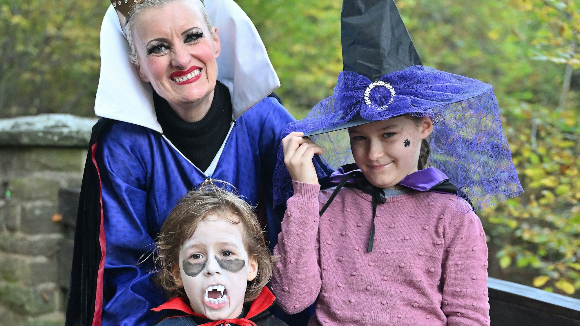 Eine gruselig verkleidete Familie steht im Altenberger Märchenwald.