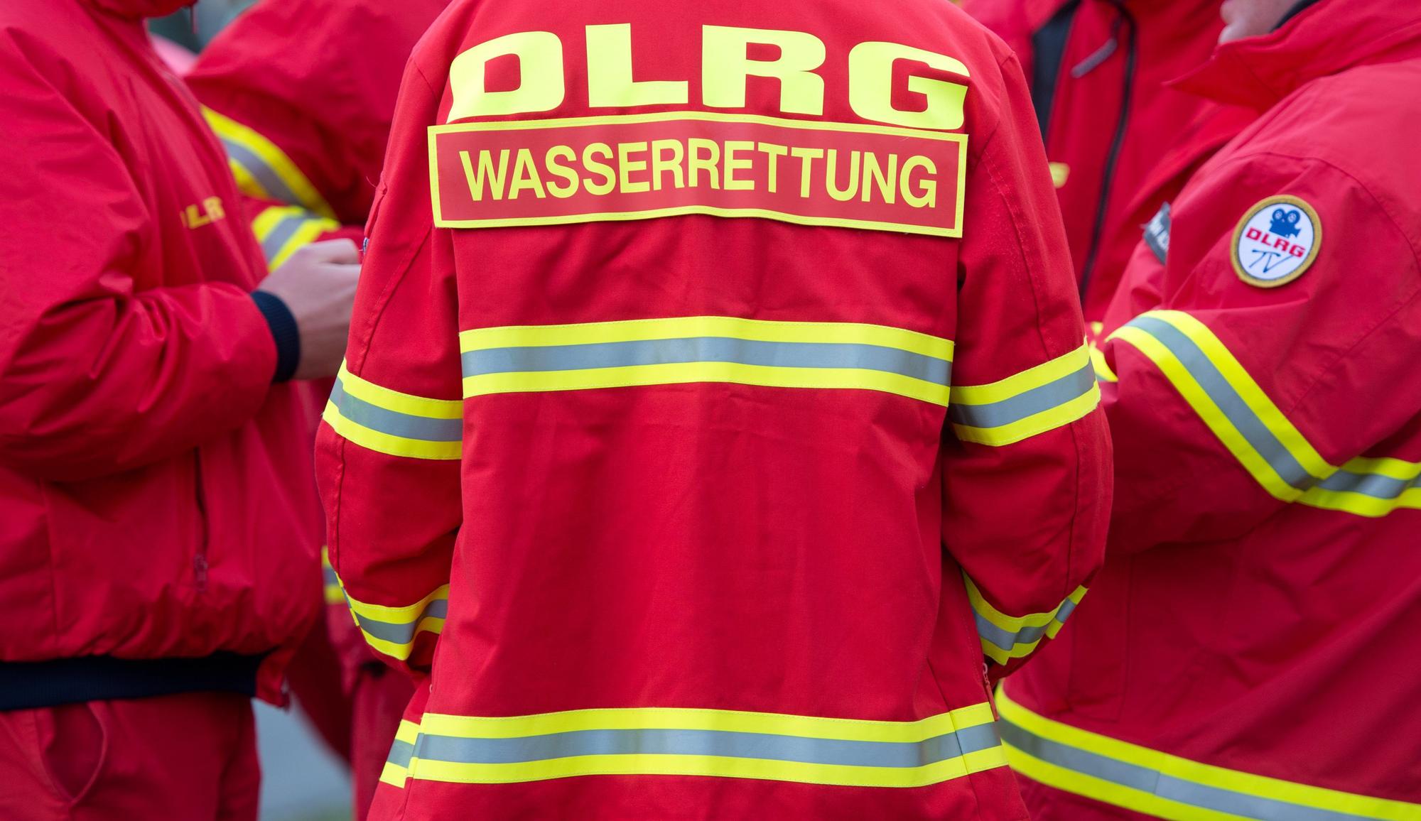 Mitarbeiter des DLRG - Deutsche Lebensrettungsgesellschaft besprechen sich am 12.01.2014.