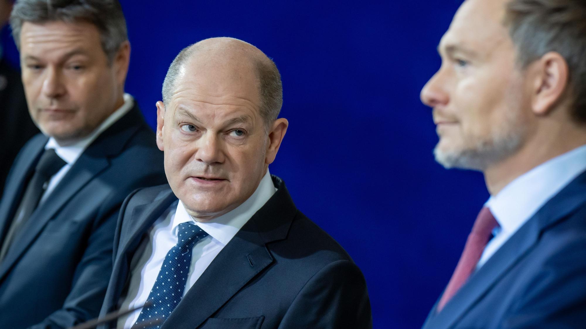 Robert Habeck (l-r, Bündnis 90/Die Grünen), Bundesminister für Wirtschaft und Klimaschutz, Bundeskanzler Olaf Scholz (SPD) und Christian Lindner (FDP), Bundesminister der Finanzen, geben ein Pressestatement.