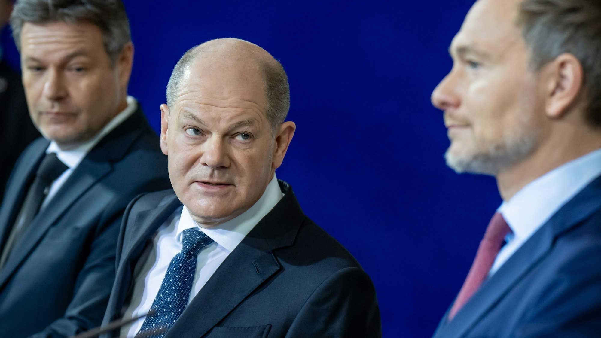 Robert Habeck (l-r, Bündnis 90/Die Grünen), Bundesminister für Wirtschaft und Klimaschutz, Bundeskanzler Olaf Scholz (SPD) und Christian Lindner (FDP), Bundesminister der Finanzen, geben ein Pressestatement.