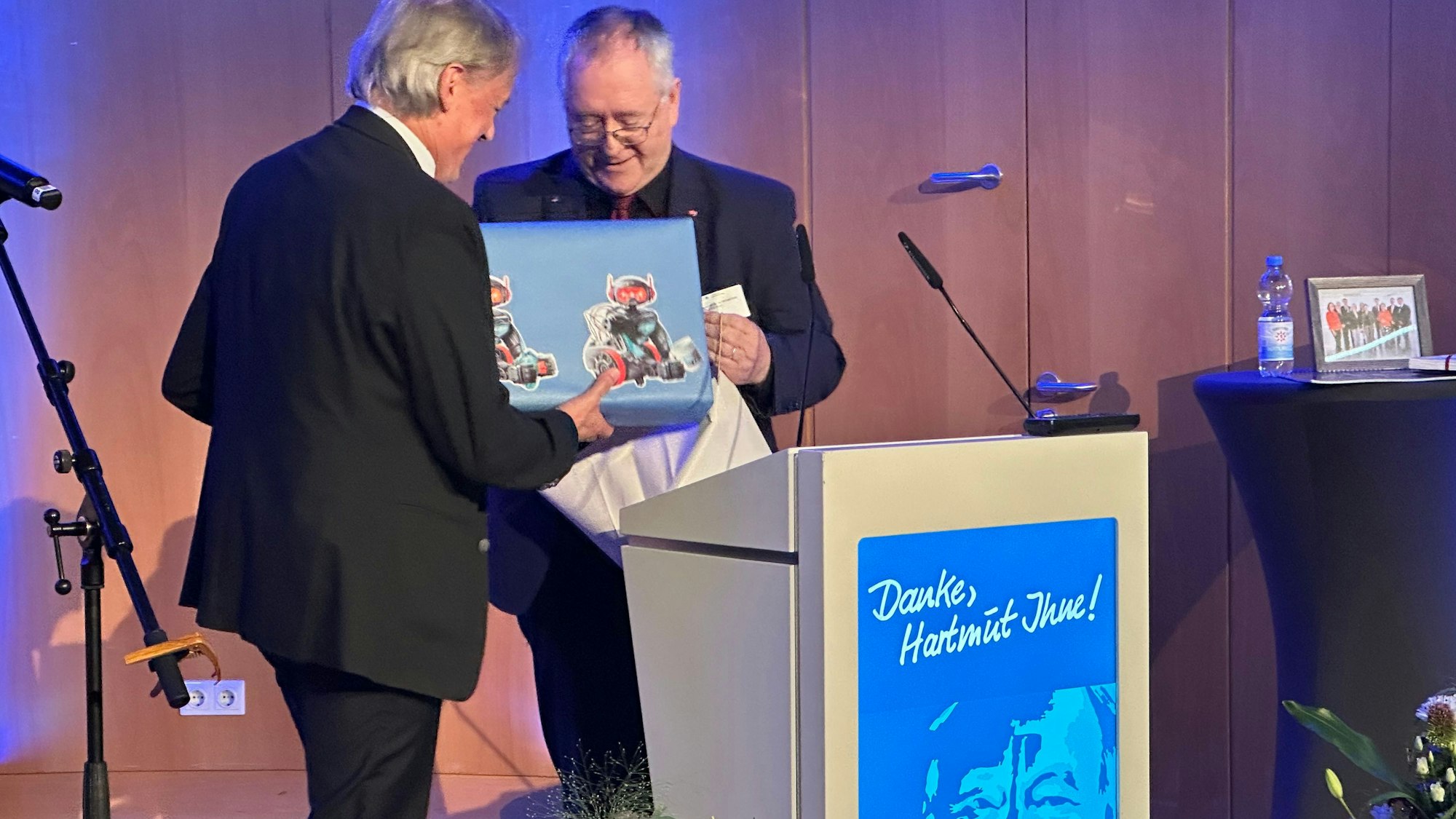 Einen Elektrobausatz als Herausforderung überreichte der Bonner Uni-Rektor Michael Hoch (r.) an Helmut Ihne, der auch „unlösbare Aufgabe“ bewältigen könne.