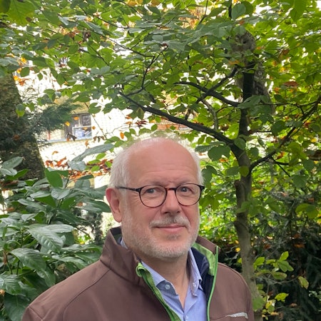 Zu sehen ist Theo Pagel, Direktor des Kölner Zoos und jetzt auch Geschäftsführer der Greifvogelschutzstation auf Gut Leidenhausen.