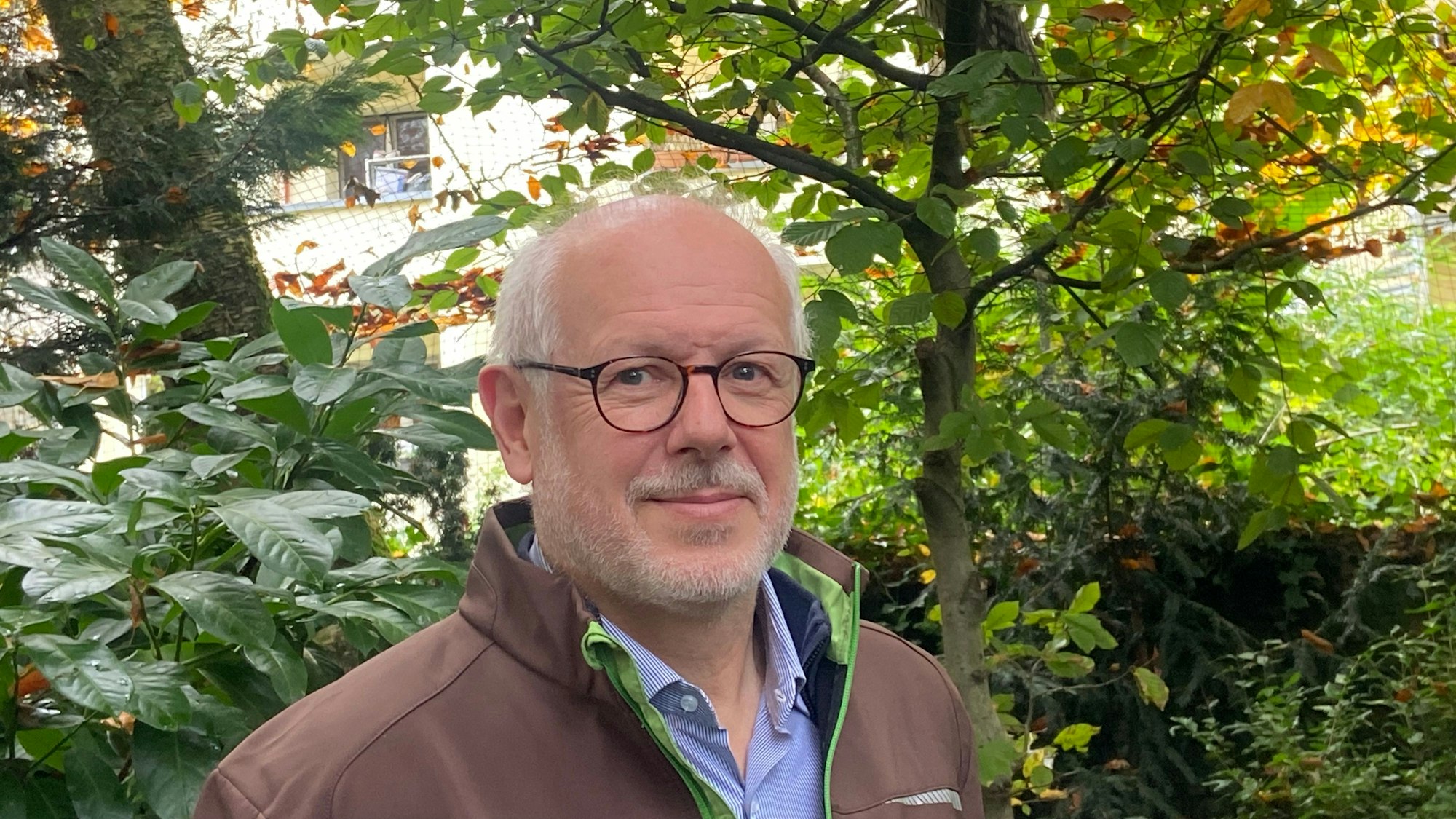 Zu sehen ist Theo Pagel, Direktor des Kölner Zoos und jetzt auch Geschäftsführer der Greifvogelschutzstation auf Gut Leidenhausen.