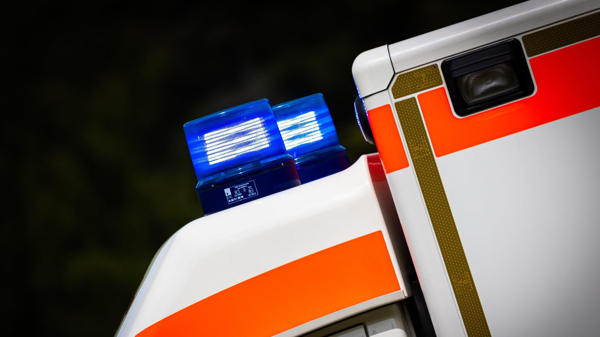 Eingeschaltetes Blaulicht an einem Rettungswagen.