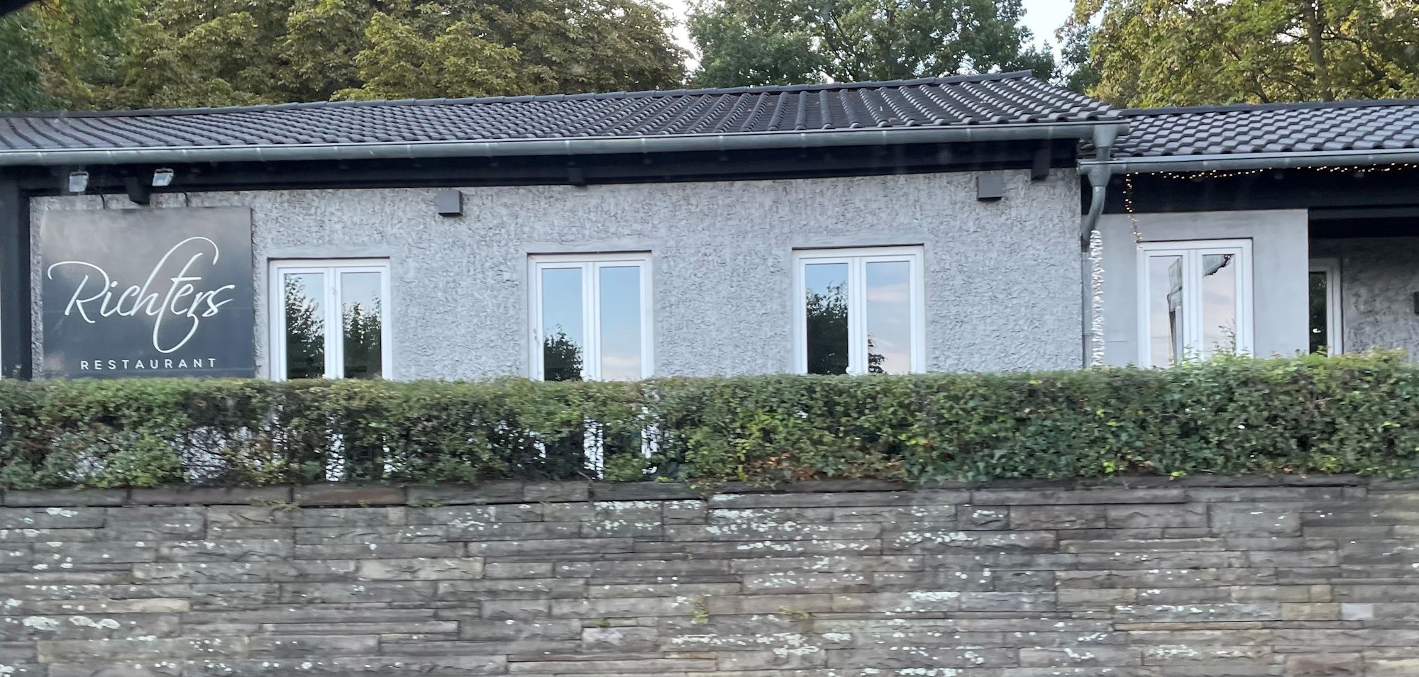 Das Richters Restaurant direkt am Rhein in Köln von außen.