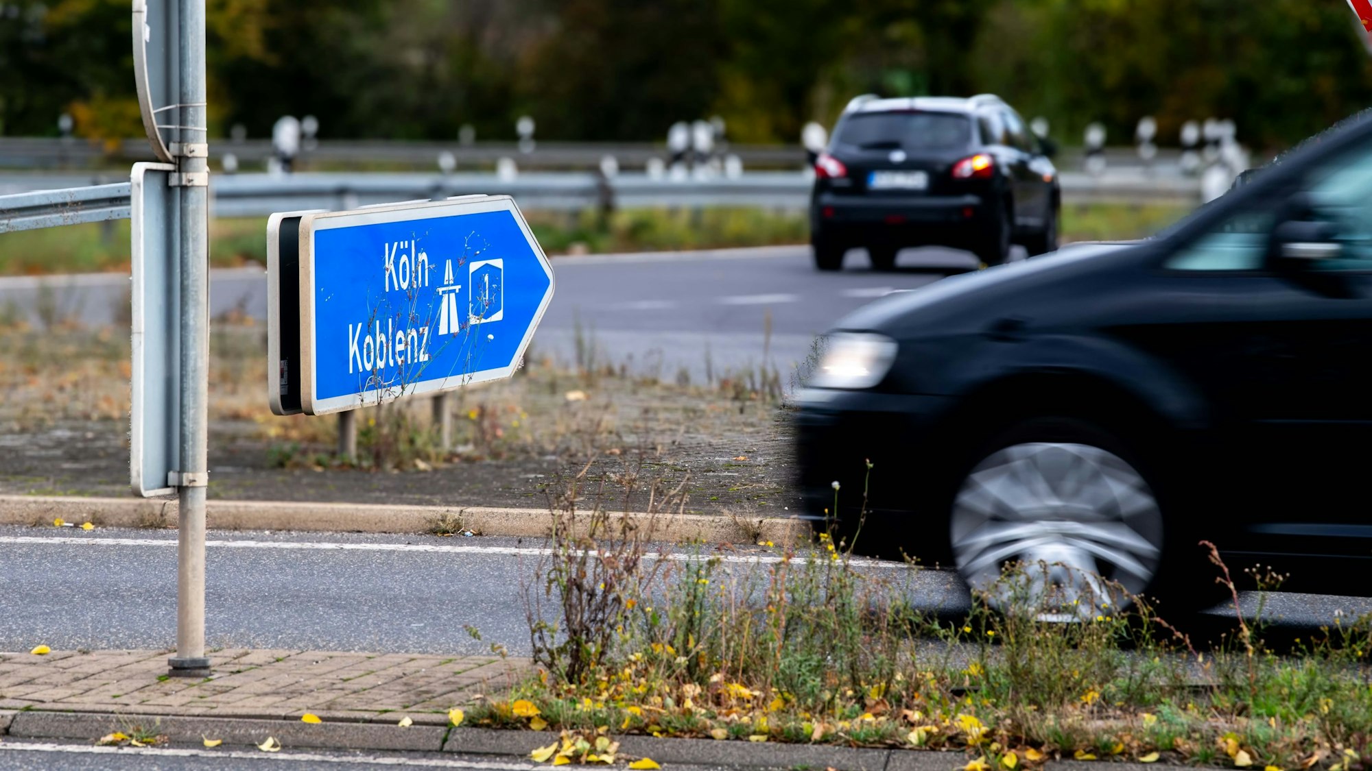 Ein Auto fährt an der Anschlussstelle der A1 Euskirchen-Frauenberg auf die Autobahn in Richtung Köln/Koblenz.