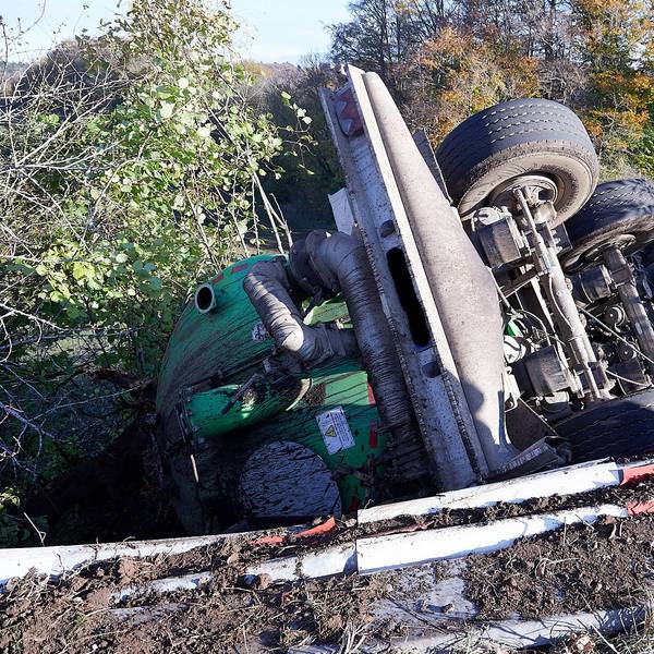 Ein Gülleanhänger liegt umgestürzt hinter einer durch den Unfall beschädigten Leitplanke.
