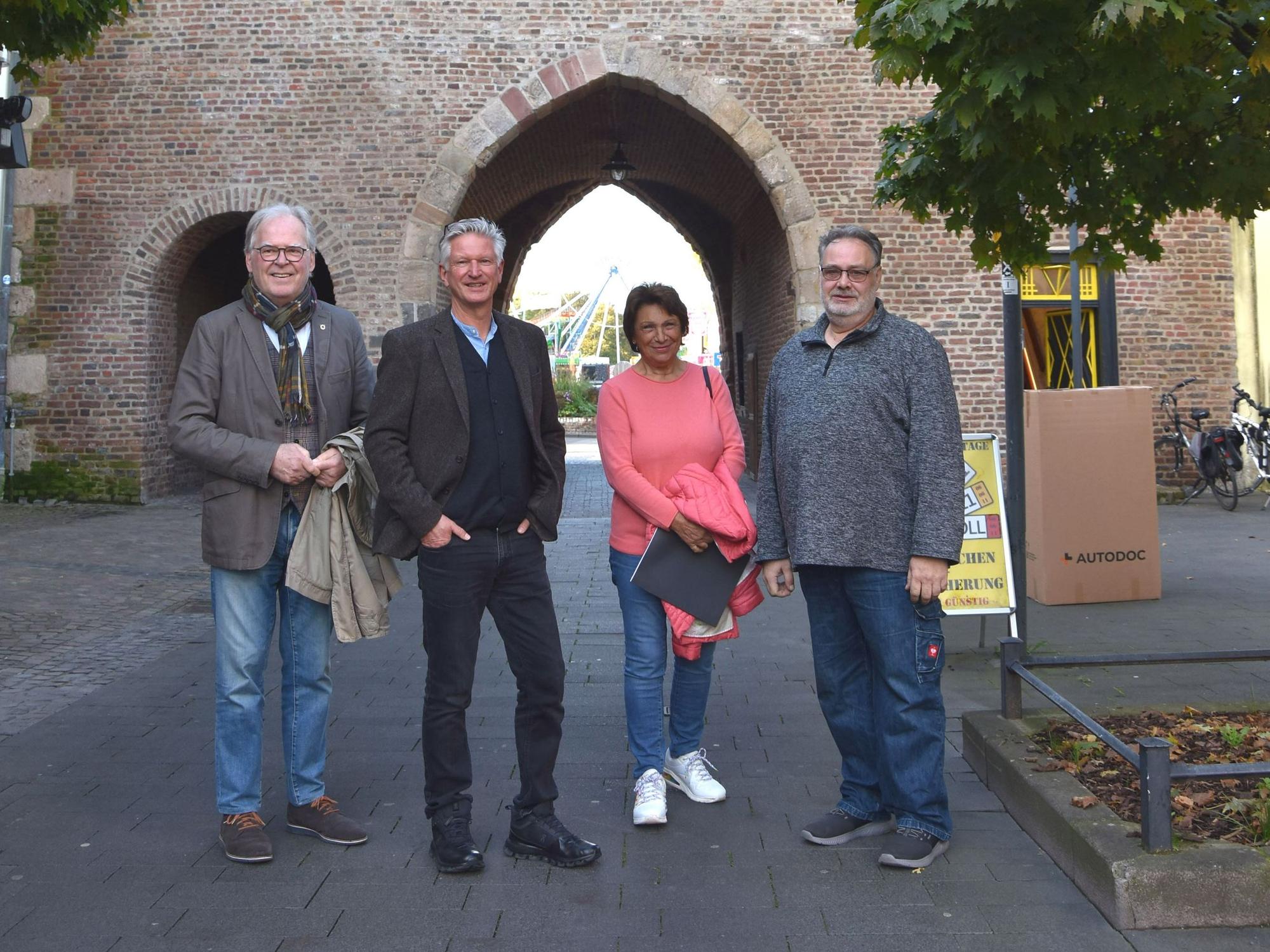 Die vier Geschichtsliebhaber stehen vor dem Aachener Tor in Bergheim.