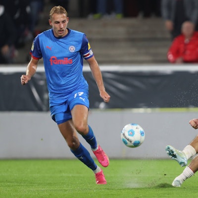 Timo Becker und Tim Lemperle (r.) im Zweikampf während des Spiels der zweiten Runde des DFB-Pokals zwischen 1. FC Köln und Holstein Kiel.