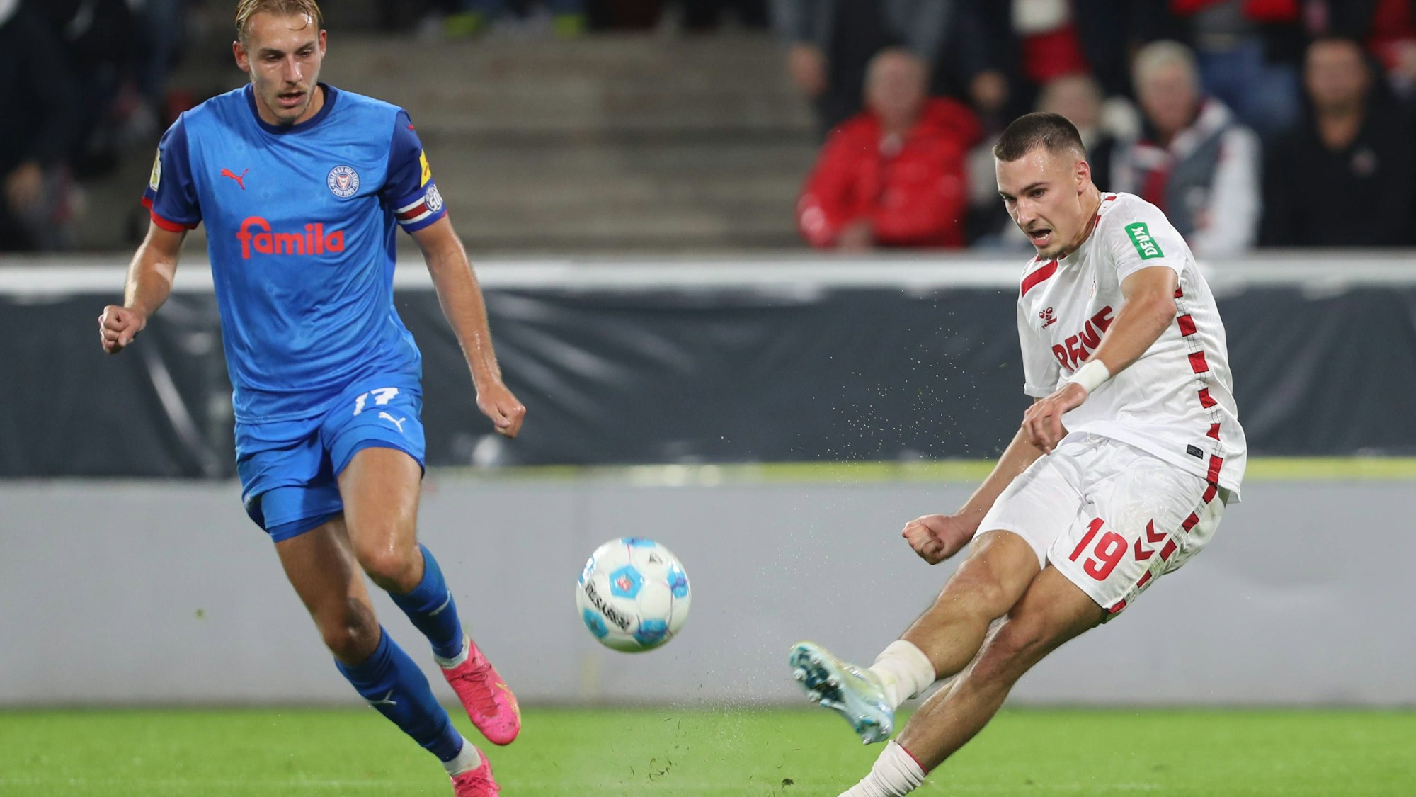 Timo Becker und Tim Lemperle (r.) im Zweikampf während des Spiels der zweiten Runde des DFB-Pokals zwischen 1. FC Köln und Holstein Kiel.