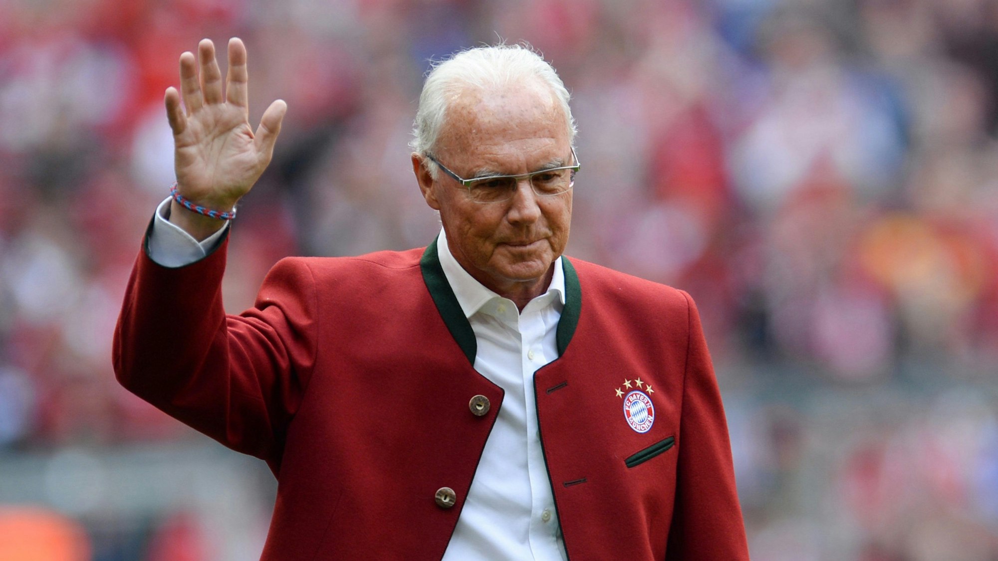 Franz Beckenbauer geht vor Beginn des Spiels zwischen FC Bayern München und Hannover 96 am 14.05.2016 zum Podium und winkt. (Archivbild)dpa