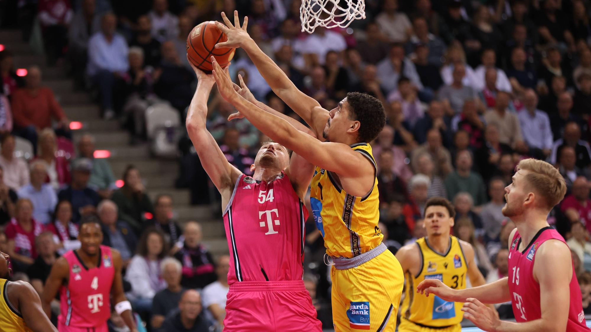 Kaum ein Durchkommen: Thomas Kennedy (links) wird hier vom Ludwigsburger Joel Scott gebremst.
