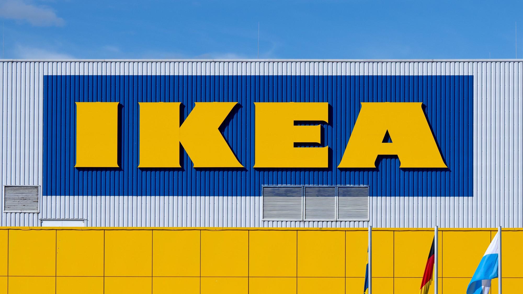 Das Logo von IKEA ist an der Fassade der Filiale Eching zu sehen.