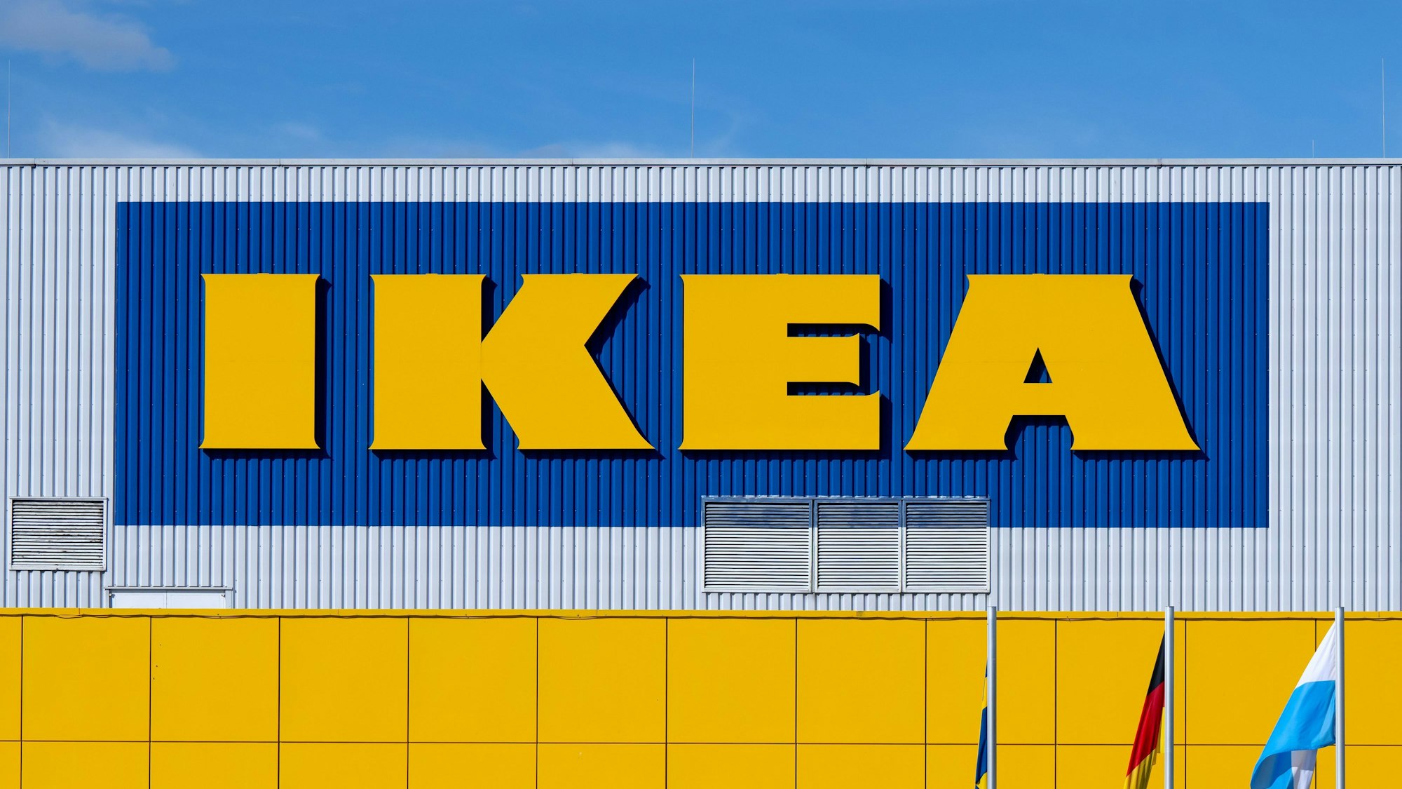 Das Logo von IKEA ist an der Fassade der Filiale Eching zu sehen.