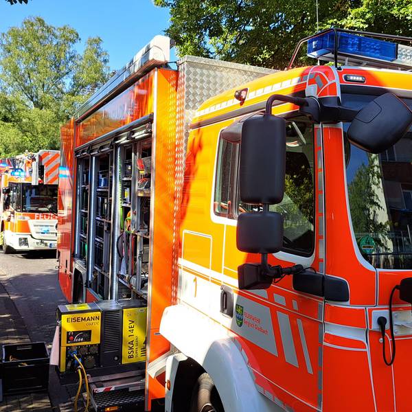 Feuerwehrautos stehen auf einer Straße in Bergisch Gladbach