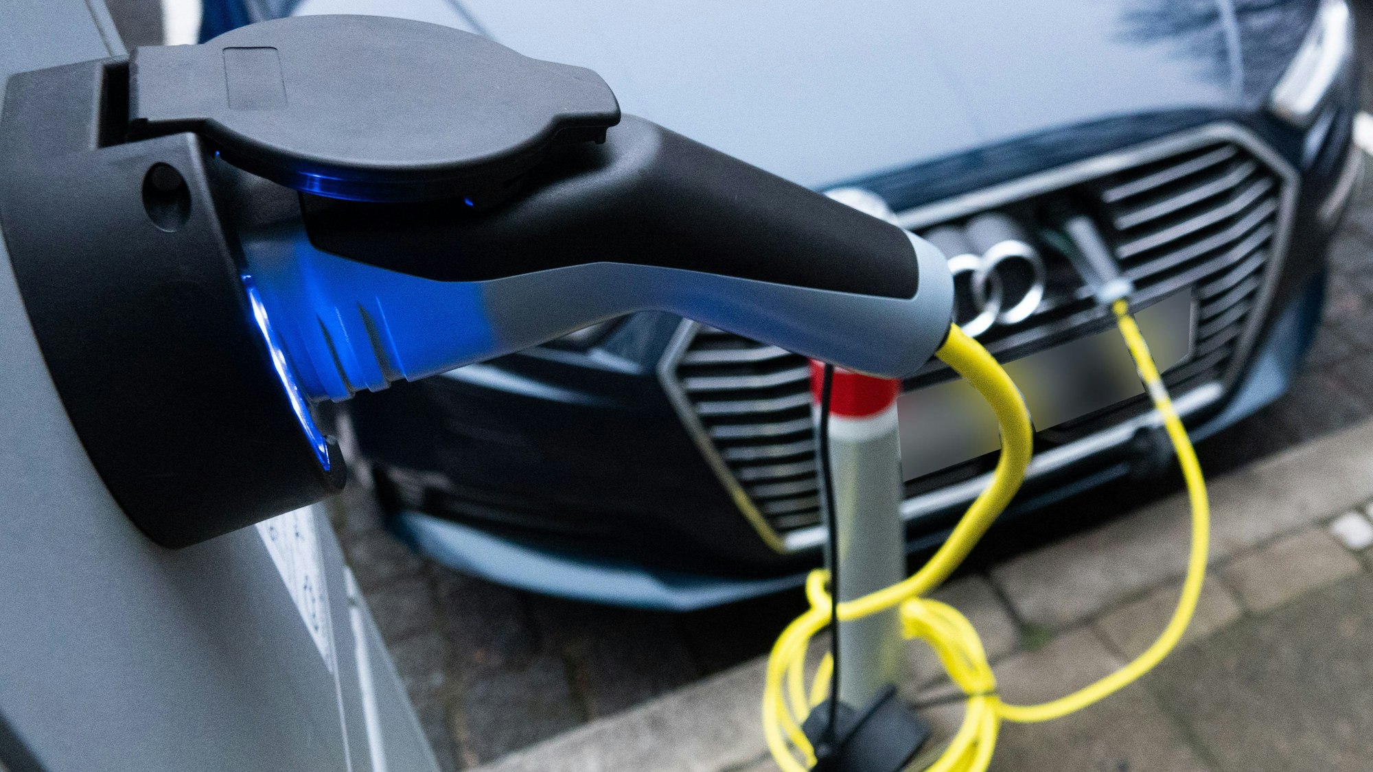 Ein Hybrid-Auto lädt an einer öffentlichen Ladesäule (Symbolbild).