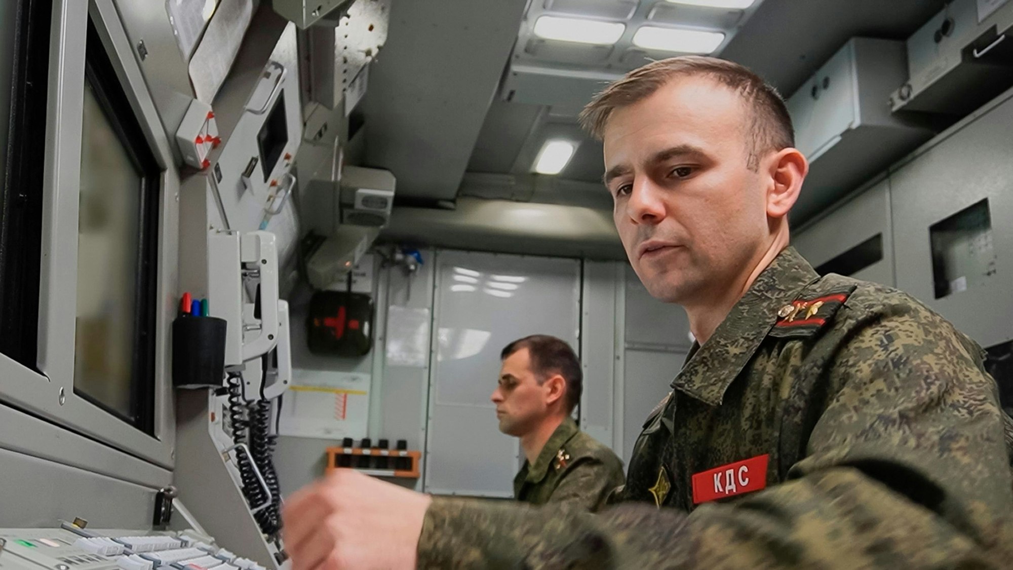 Auf diesem Foto aus einem vom Pressedienst des russischen Verteidigungsministeriums verbreiteten Video kontrollieren russische Militärangehörige den Start einer ballistischen Interkontinentalrakete im Rahmen von Übungen der russischen Atomstreitkräfte.