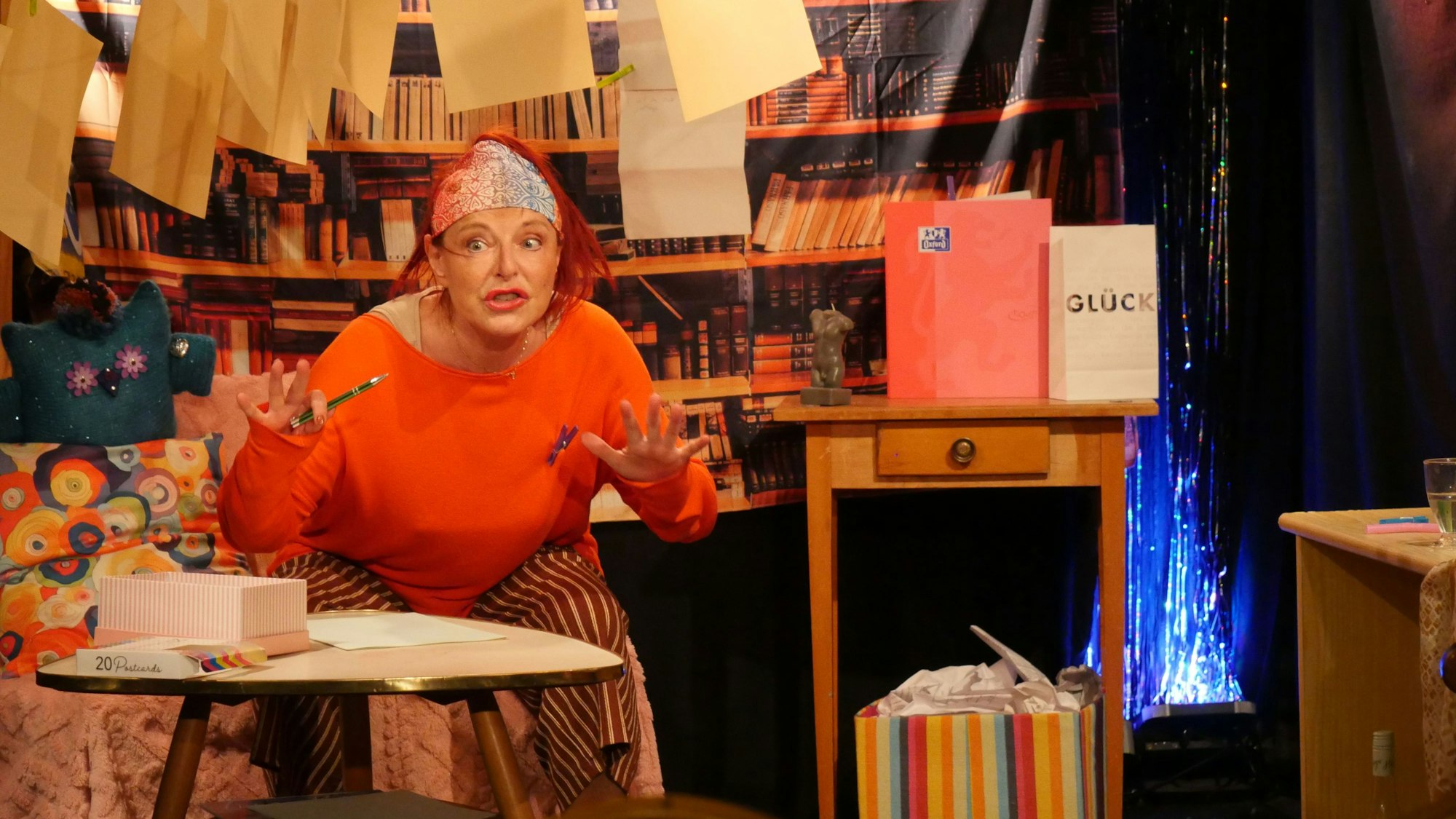 Eine Schauspielerin bei einer Aufführung auf der Bühne.