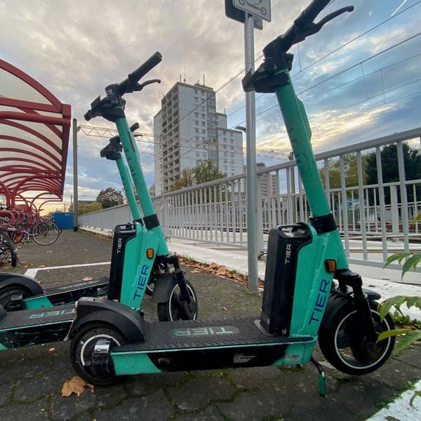 Zu sehen sind E-Scooter am Bahnhof Brühl-Mitte.
