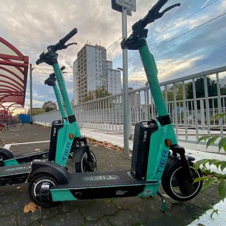 Zu sehen sind E-Scooter am Bahnhof Brühl-Mitte.