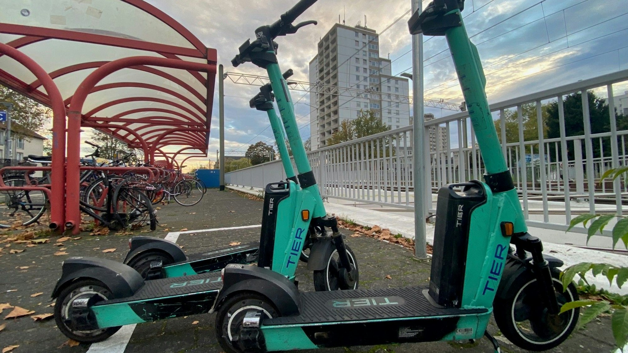 Zu sehen sind E-Scooter am Bahnhof Brühl-Mitte.