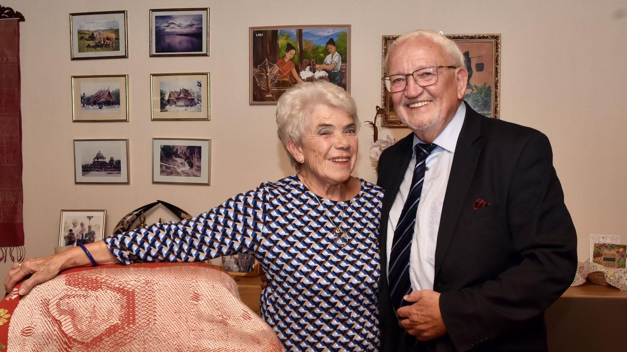Das Ehepaar Ludwig und Anneliese Neuber vor einer Wand mit Bildern.