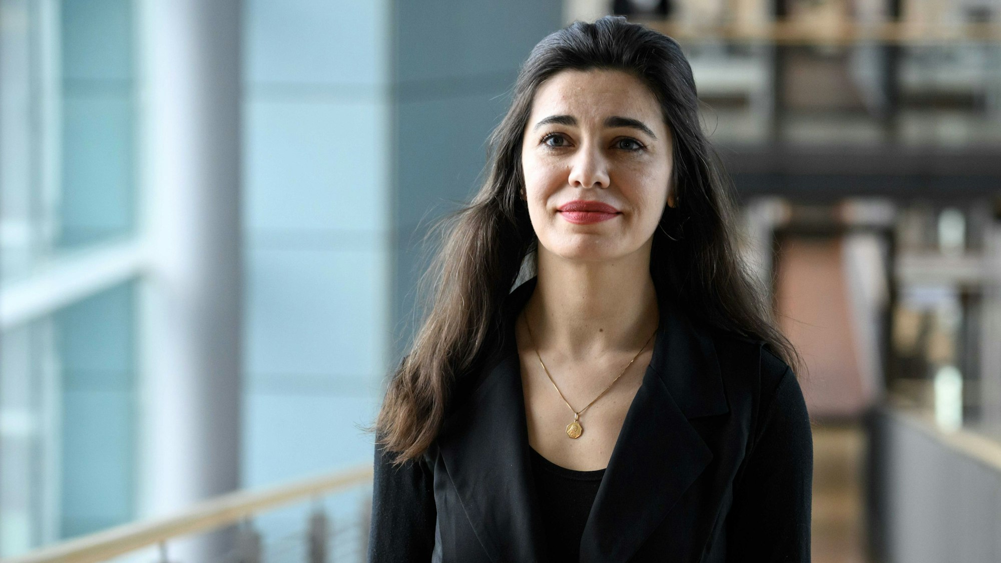 Gazelle Sharmahd, Tochter des im Iran zum Tode verurteilten Deutsch-Iraners Jamshid Sharmahd, im Deutschen Bundestag. (Archivbild)