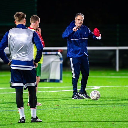 Das Bild zeigt Sötenichs Trainer Markus Sabel während er einigen seiner Spieler während des Trainings eine taktische Anweisung gibt.