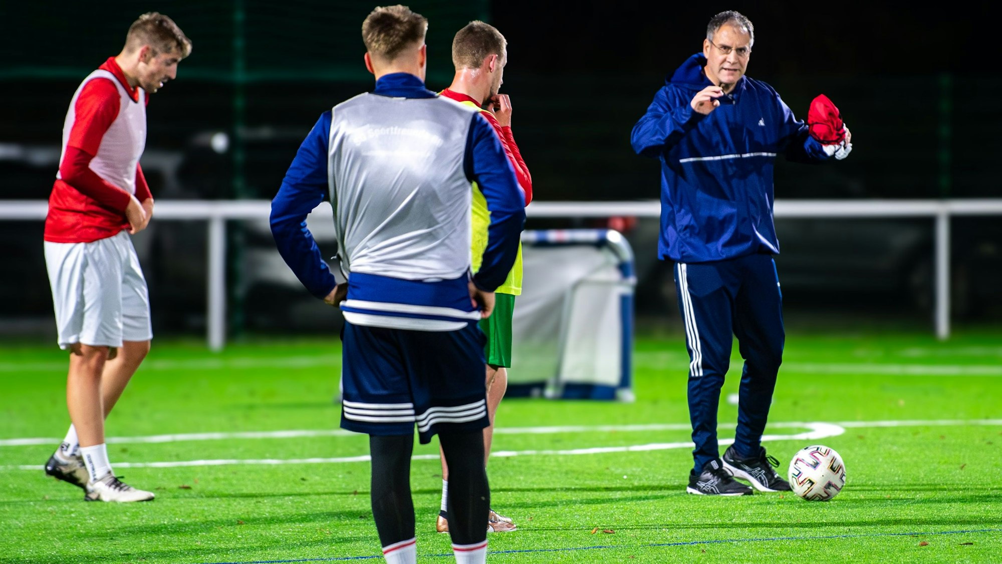 Das Bild zeigt Sötenichs Trainer Markus Sabel während er einigen seiner Spieler während des Trainings eine taktische Anweisung gibt.