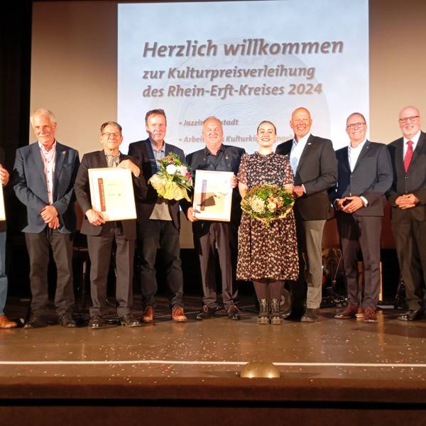 Das Foto zeigt die Preisträger auf der Bühne.
