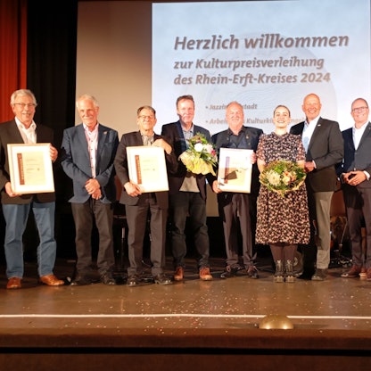 Das Foto zeigt die Preisträger auf der Bühne.