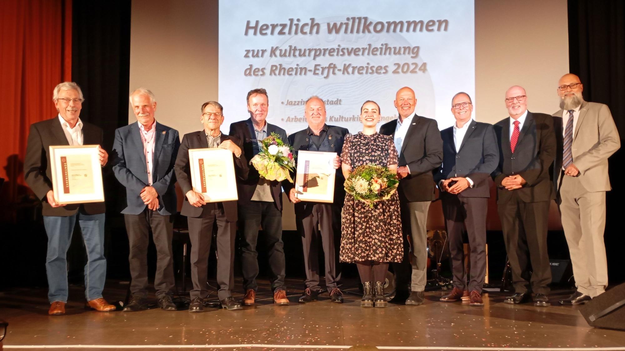 Das Foto zeigt die Preisträger auf der Bühne.